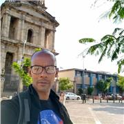 Profesor de Psicología enseña sobre comunicación empática y resolución de conflictos